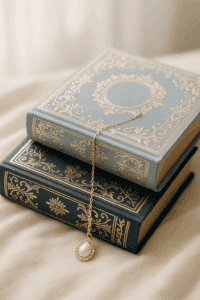 zwei Schmuckausgaben mit goldenen Akzenten und edlem Lesezeichen