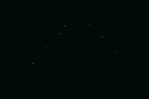 Dunkles Zirkuszelt mit rot-weißen Streifen bei Nacht, nur schwach von wenigen Lichtern erhellt – geheimnisvolle Atmosphäre passend zum Spin-Off Satans Affair.